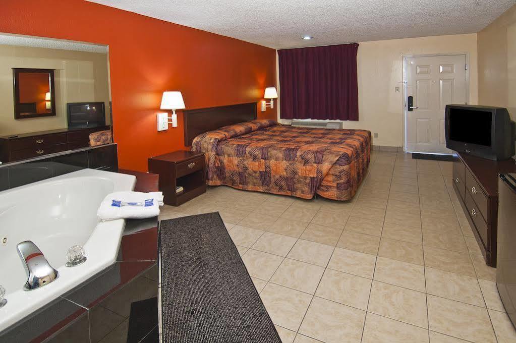 Executive Inn Groves Exterior photo